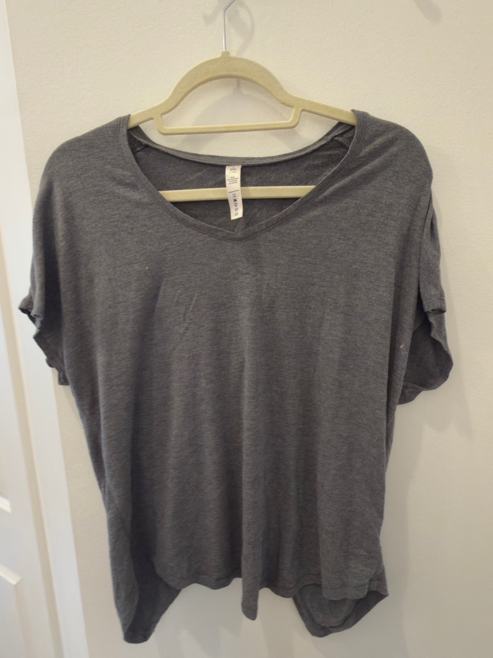 90 Degree By Reflex Heather Gray V-Neck Short Sleeve Tee shirt